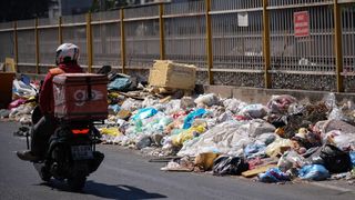 İzmir Buca'da toplanmayıp biriken çöpler kötü kokuya neden oluyor