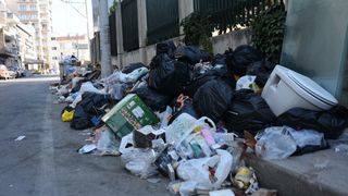 İzmir'deki çöp yığınlarına vatandaş tepkili: Belediyemiz düzgün çalışmıyor