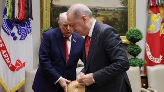 Cumhurbaşkanı Erdoğan ile Donald Trump'ın baş başa görüşmesinden kareler paylaşıldı