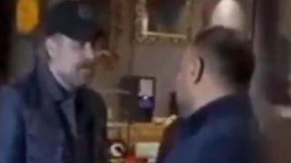 Magazin muhabiri Nejat İşler'e kafa attı