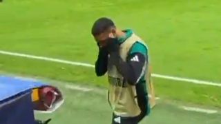 Salah, ıslıklardan dolayı kulağını tıkadı