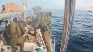 İsrail askerlerinin Sumud Filosu'ndaki tekneye baskın anı görüntülendi