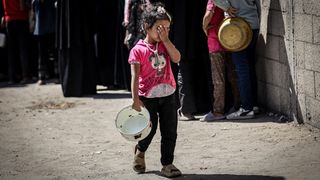 Gazze'de gıda krizi: Filistinlilere yemek dağıtıldı
