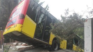 İstanbul'da freni patlayan İETT otobüsü istinat duvarında asılı kaldı