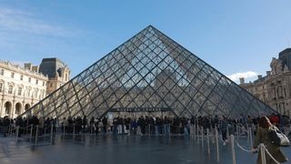 Fransa'da Louvre Müzesi'nden tarihi eser çalan hırsızlar aranıyor