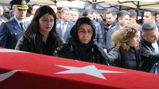 Şehit Hava Pilot binbaşı Nihat İlgen'in eşi, askeri montuyla veda etti