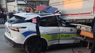 Manisa'da polis aracı tıra arkadan çarptı: 1 polis şehit oldu, 1 polis yaralandı