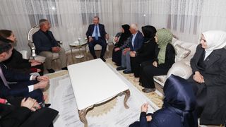 Cumhurbaşkanı Erdoğan, evlerini teslim alan depremzede aileyi ziyaret etti