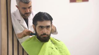 Hatay'da yıllardır dışarı çıkmayan Barış tıraş oldu, duş aldı