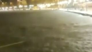 İzmir'de etkili olan sağanak yağış sonrası sokak ve caddeleri su bastı