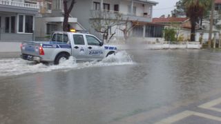 Balıkesir'de etkili olan sağanak yağış yolları göle çevirdi