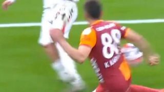 Galatasaray-Samsunspor maçındaki penaltı pozisyonu hakemleri ikiye böldü