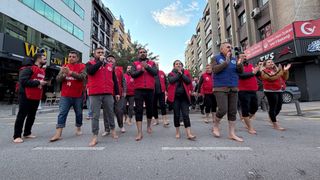 İzmir Büyükşehir Belediyesi işçilerinden çıplak ayaklı eylem