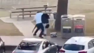 Avustralya'daki silahlı saldırganı etkisiz hale getiren sivil saniye saniye kamerada