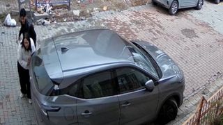 İstanbul'da eşini sokak ortasında silah çekip darbetti: Polis çağırın' diye ağladı