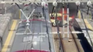 Japonya’da otomobil ile yolcu treni çarpıştı: 100 yolcu tahliye edildi