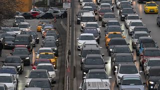 Ankara’da hafta sonu AVM yoğunluğu trafiği kilitledi