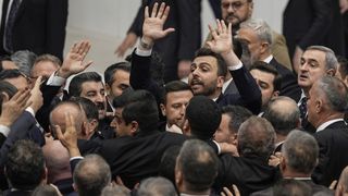 TBMM’de yumruklu kavga: Bütçe görüşmeleri sonrası tansiyon yükseldi