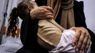 Gazze'de çocuklar ve bebekler açlıkla mücadele ediyor