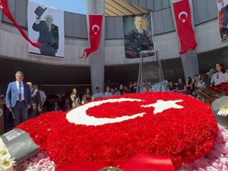 Süleyman Demirel, mezarı başında anıldı