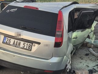 Eskişehir’de kontrolden çıkan otomobil bariyere çarptı