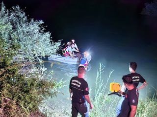 Antalya'da su seviyesi yükselen ırmakta mahsur kalan 3 kişi kurtarıldı
