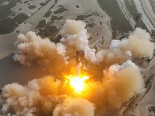 SpaceX şirketinin Starship roketi, deneme uçuşu öncesinde patladı