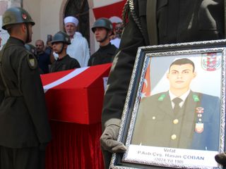 Şırnak'ta hayatını kaybeden astsubay Çavuş Hasan Çoban İzmir'de gözyaşlarıyla uğurlandı