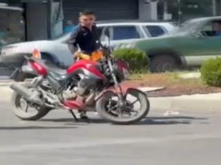 Mersin’de motosikletini ateşe verdi, polis son anda müdahale etti