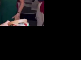 Hadise, ABD'li oyuncu Joey King ile İtalya'daki bir etkinlikte dans etti