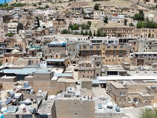 Mardin'de tarihi yapıların üzerine konan betonarme binalar yıkılıyor