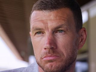 Edin Dzeko yeni takımı için sağlık kontrollerinden geçti