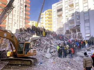 Adana’da 42 kişinin öldüğü apartmanın sorumlularına hapis cezası