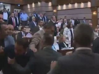 İBB Meclisi'nde AK Partili ve CHP'liler arasında arbede