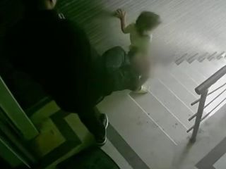 İstanbul'da kızına tekme atıp merdivenlerden yuvarlayan baba tutuklandı