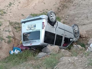 Van'da kamyonet dereye uçtu: 2 yaralı