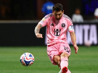 Lionel Messi'den Porto'ya şık frikik golü