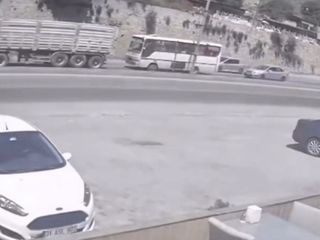 Hatay'da midibüs tırla çarpıştı