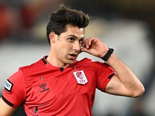 VAR'sız milli maçta Türk hakem Mehmet Türkmen'den olay hareket