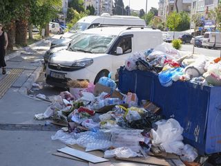 İzmir'de toplanmayan çöpler kötü kokuya neden oluyor