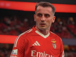 Benfica'nın Türk yıldızı Kerem Aktürkoğlu'nun eşi ile pozları! "Çiçeği burnunda çift"