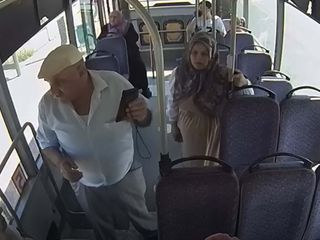 Manisa'da otobüste düşürülen altın dolu cüzdan sahibine teslim edildi