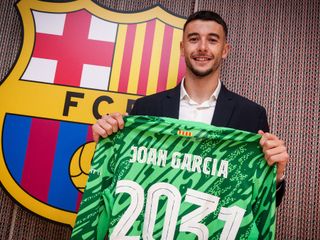 Barcelona, Joan Garcia'yı transfer etti