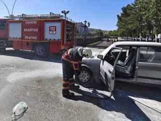 Çankırı'da seyir halindeki otomobilden alevler yükseldi