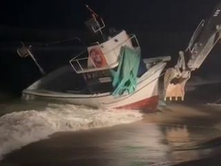 Sakarya'da 8 metrelik balıkçı teknesi karaya oturdu