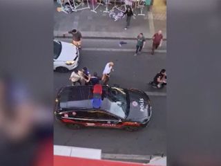 İstanbul Küçükçekmece'de iki grup arasında çıkan kavga kamerada