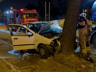 Bursa'da direksiyon hakimiyetini kaybeden sürücü ağaca çarptı