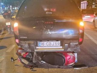 Bursa'da kamyonetin altına giren motosikletin sürücüsü yaralandı