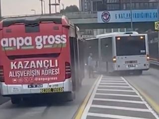 İstanbul Bakırköy'de metrobüs arızası: Motorundan duman yükseldi