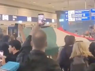 Yunanlılar, ülkeye gelen İsraillileri ellerinde Filistin bayraklarıyla karşıladı